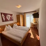 Plattenhof 게스트하우스 *
