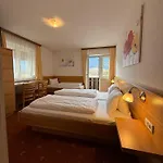 Plattenhof 게스트하우스 *