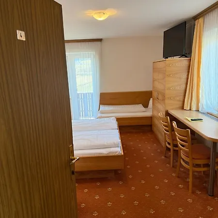 Plattenhof 招待所 *